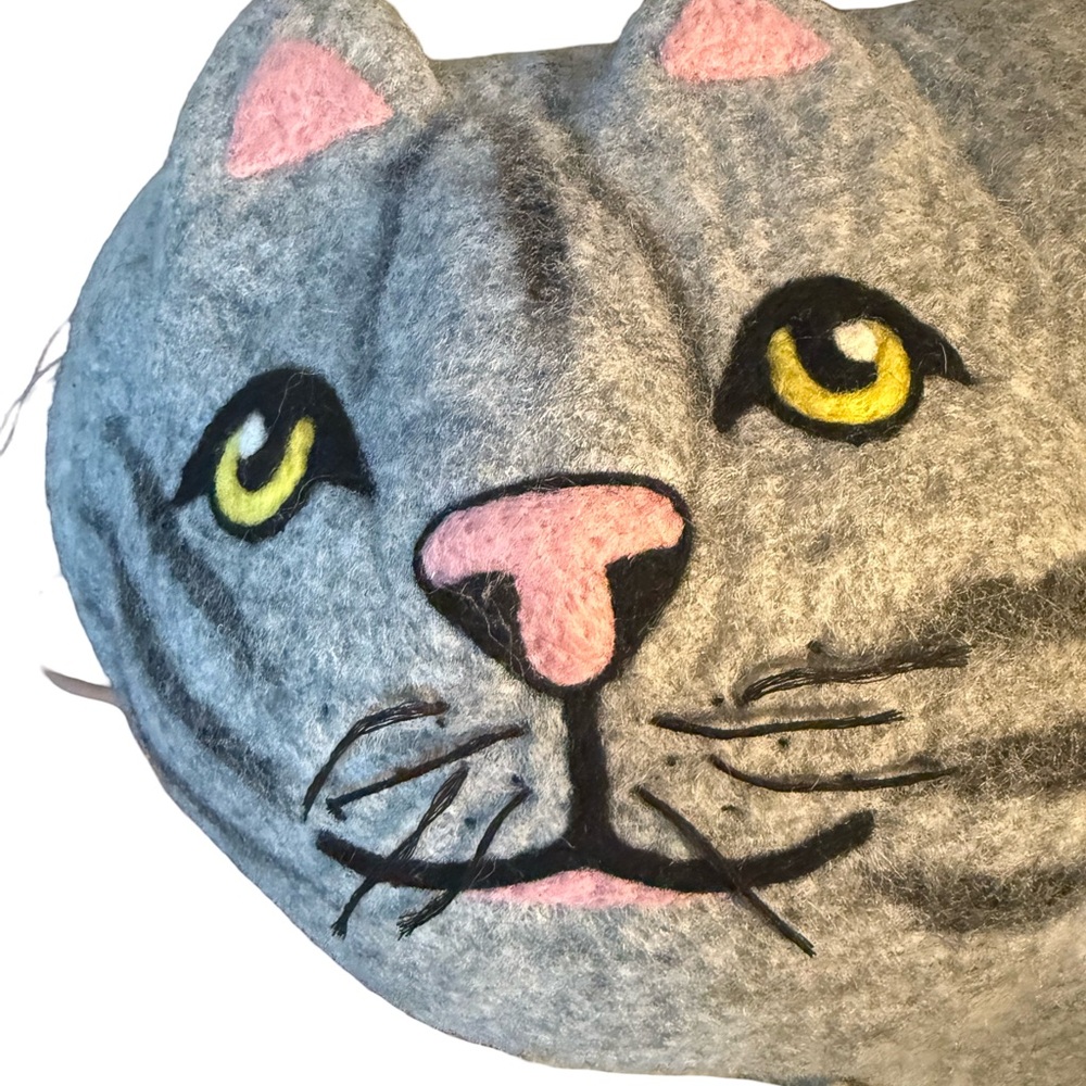 World Travelers Collection NWT Gray Wool Felted Huge Cozy Cat Cave Bed - Picture 4 of 11